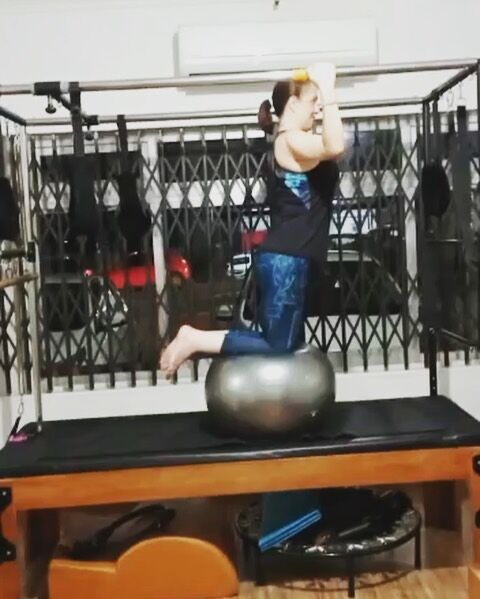 Esse exercício é nível avançado. Trabalha abdômen, braços e ombros.Aluna : @eloisapiteri Fisio: @maaay_gomes#pilatescadilac #pilatesstudio #pilatesosasco #osasco #sãopaulo #sabadou #vemsecuidar #autocuidado #mkt #instavibes✌